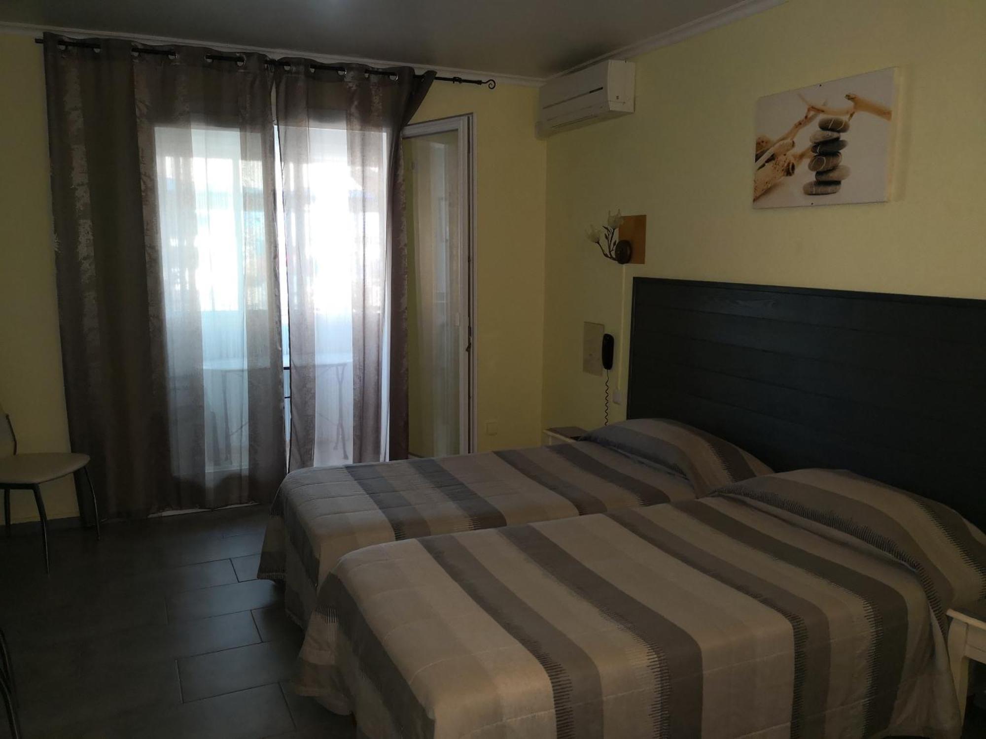 Le Dauphin Bleu Hotel Saintes-Maries-de-la-Mer Kamer foto
