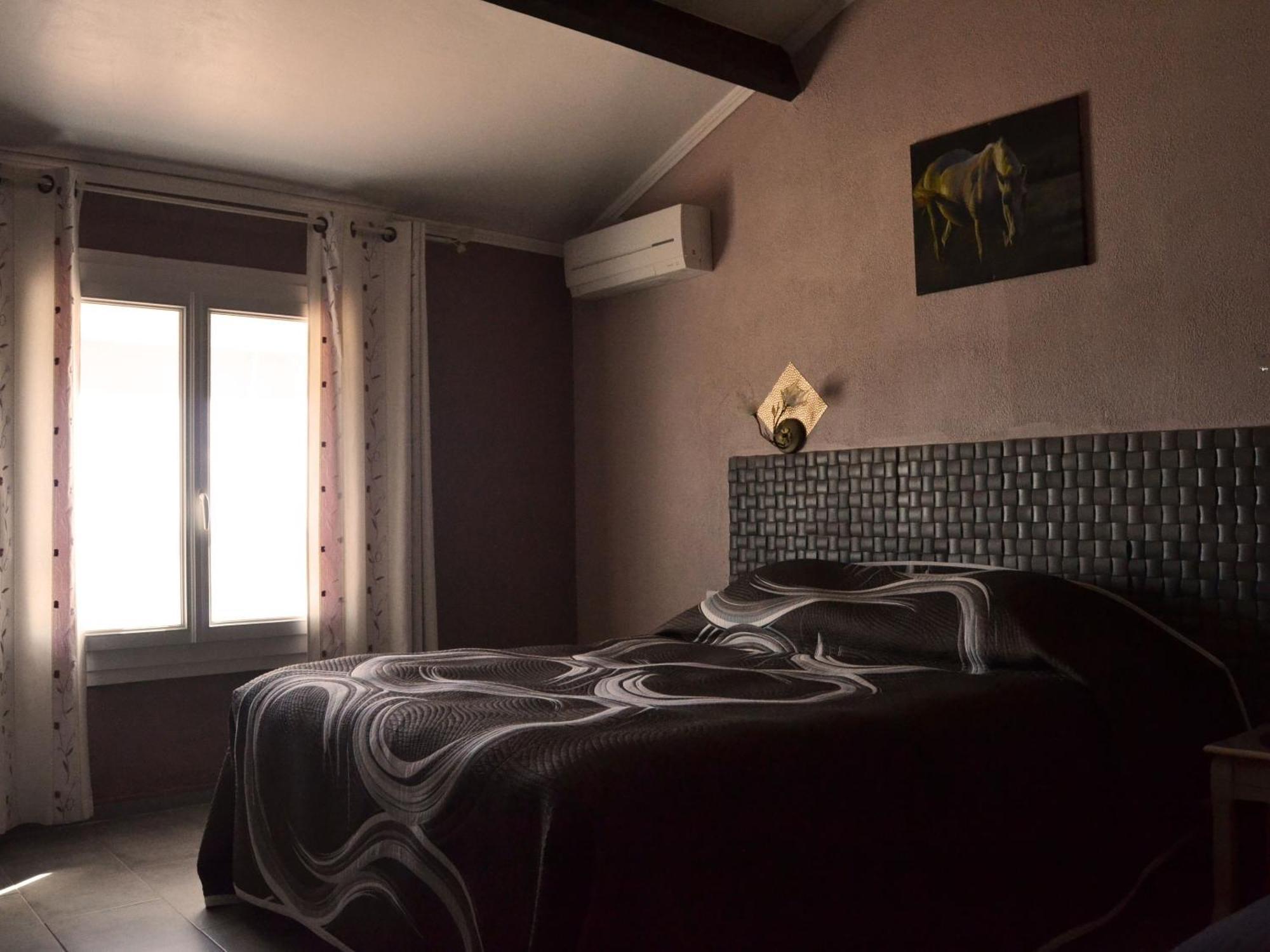Le Dauphin Bleu Hotel Saintes-Maries-de-la-Mer Kamer foto