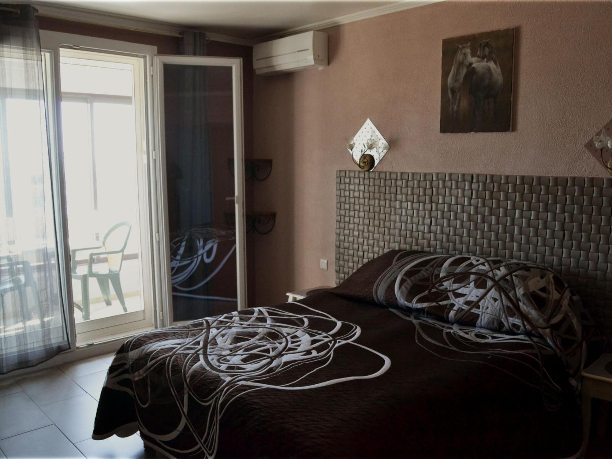 Le Dauphin Bleu Hotel Saintes-Maries-de-la-Mer Kamer foto