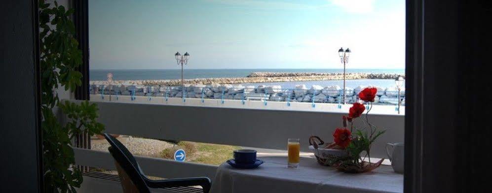 Le Dauphin Bleu Hotel Saintes-Maries-de-la-Mer Buitenkant foto